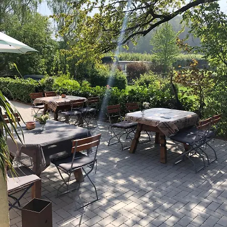 Vor Burg Eltz Hotel