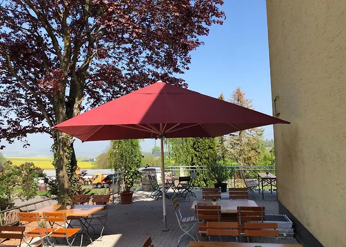 Vor Burg Eltz Wierschem