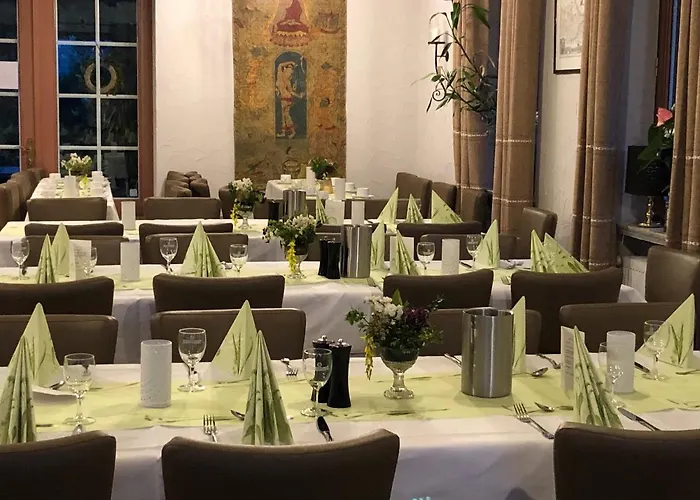 Vor Burg Eltz Wierschem